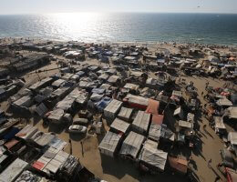 Internally displaced Palestinians crowd the beach in Deir al-Balah, central Gaza, June 2, 2024. (Photo: Omar Ashtawy/APA Images)
