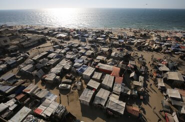 Internally displaced Palestinians crowd the beach in Deir al-Balah, central Gaza, June 2, 2024. (Photo: Omar Ashtawy/APA Images)