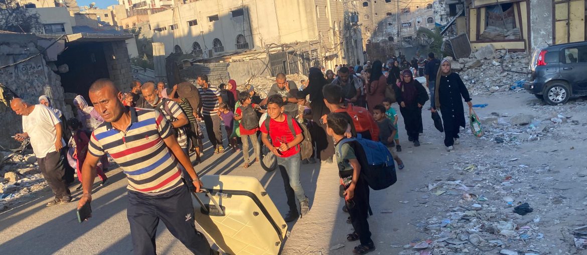Palestinians flee eastern part of Gaza City after they were ordered by the Israeli army to evacuate their neighborhoods, July 7, 2024. (Photo: Hadi Daoud/APA Images)