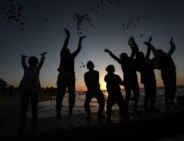 Displaced Palestinians gather on the beach in Deir al-Balah in the central Gaza Strip during the truce between Israel and Hamas, November 29, 2023. (Photo: Omar Ashtawy/APA Images)