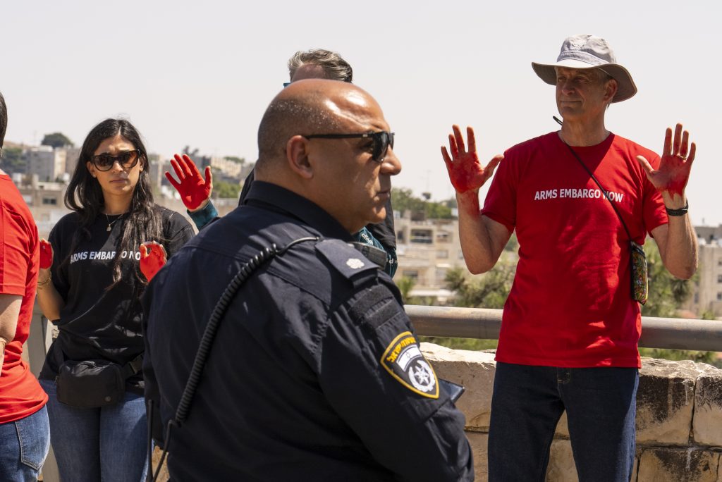 Security Supervisor at US Embassy confronts the delegates. (Photo: Will Allen-DuPraw)