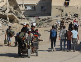Palestinian residents evacuate Khan Younis after the Israeli army attacks the town of Bani Suheila, October 7, 2024. (Photo: Omar Ashtawy/APA Inages)