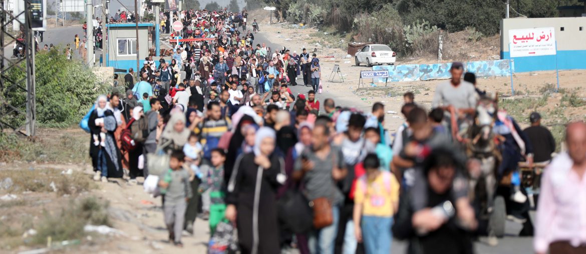 Palestinians flee to the southern Gaza Strip on Salah al-Din Street in Bureij, November 8, 2023. (Photo: STR/APA Images)