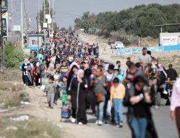 Palestinians flee to the southern Gaza Strip on Salah al-Din Street in Bureij, November 8, 2023. (Photo: STR/APA Images)