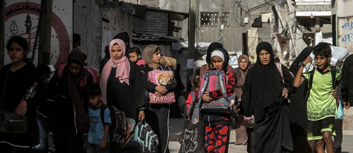 Displaced Palestinians ordered by the Israeli military to evacuate the northern part of Gaza flee amid an Israeli military operation in Jabalia, October 25, 2024. (Photo: © Mahmoud Issa/Quds Net News via ZUMA Press Wire/APA Images)