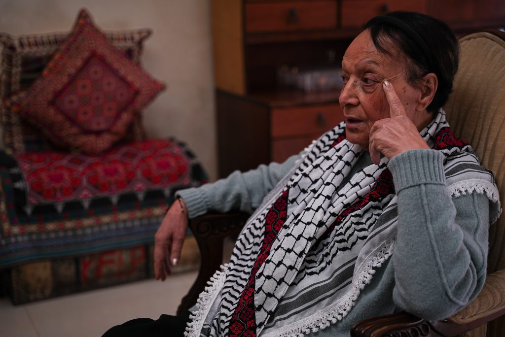 Leila Khaled dans son appartement à Amman, en Jordanie. (Photo : Bayan Abu Ta'ema)