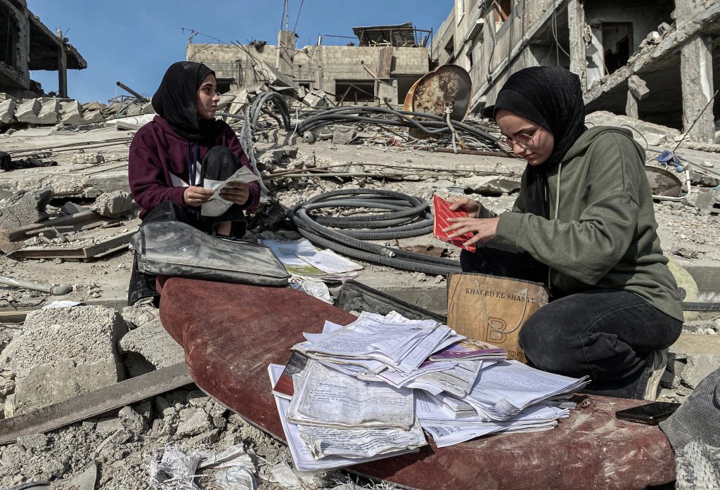 Displaced Palestinians start to return their damaged houses and belongings in the Jabalia and Beit Lahia regions, on January 19, 2025. (Photo: Omar Ashtawy/APA Images)