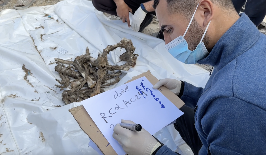 Týmy civilní obrany sbírají ostatky Palestinců zpod trosek v Rafahu. (Foto: Hassan Eslieh)