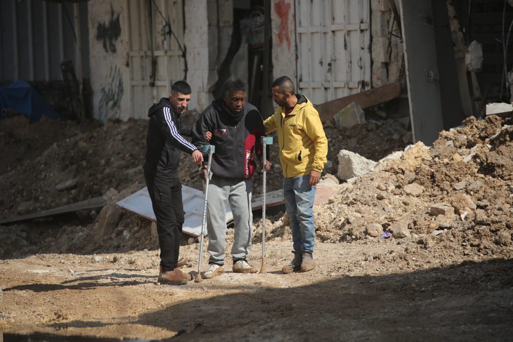 Los residentes huyen del campo de refugiados de Tulkarem durante una incursión militar israelí, el 28 de enero de 2025. (Foto: Mohammed Nasser/APA Images)