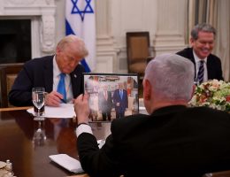 Benjamin Netanyahu admires a signed photo of himself and Donald Trump following their White House meeting in the Oval Office, on February 4, 2025. (Photo: Avi Ohayon, GPO)