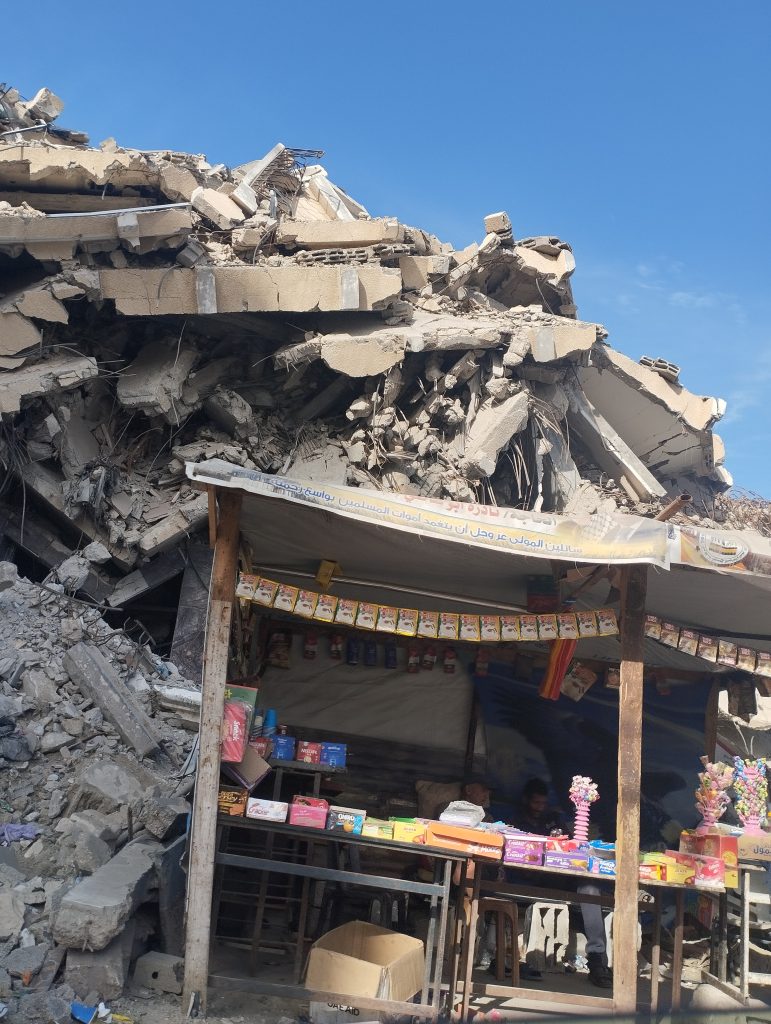 Shops open during Ramadan in Gaza amid the destruction. (Photo: Taqwa al-Wawi)