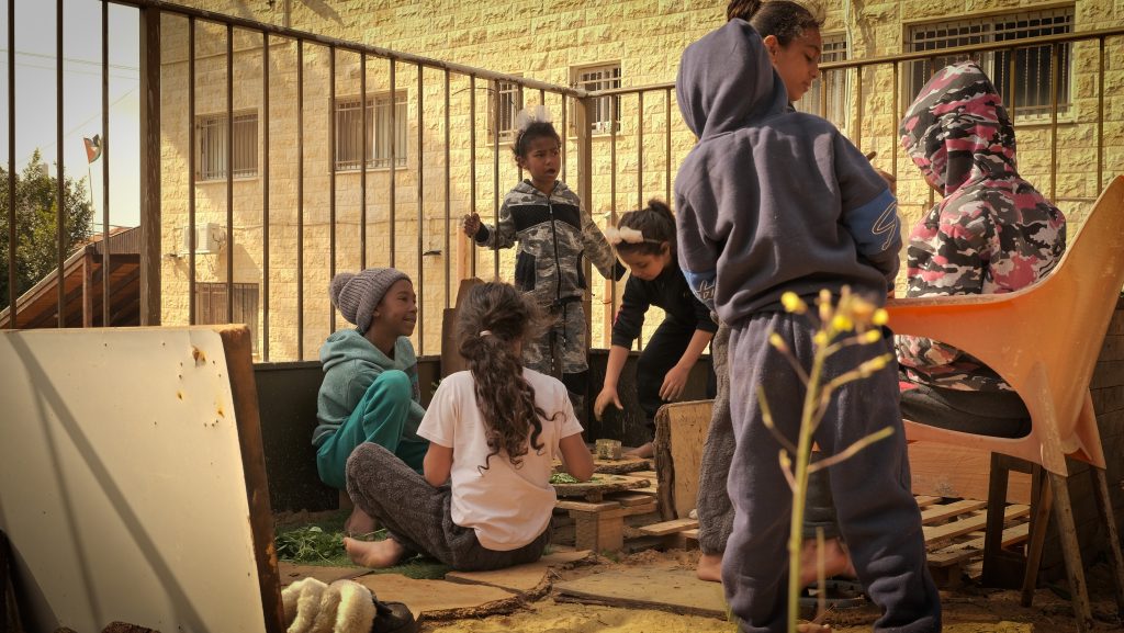 Niños desplazados en la escuela Al-Kafif, Yenín, marzo de 2025. (Foto: Qassam Muaddi/Mondoweiss)
