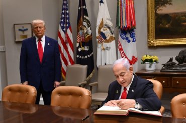 Israeli Prime Minister Benjamin Netanyahu signs a vistor's log as he is welcomed to the White House by US President Donald Trump (Photo: Avi Ohayon/Israeli Government Press Office)