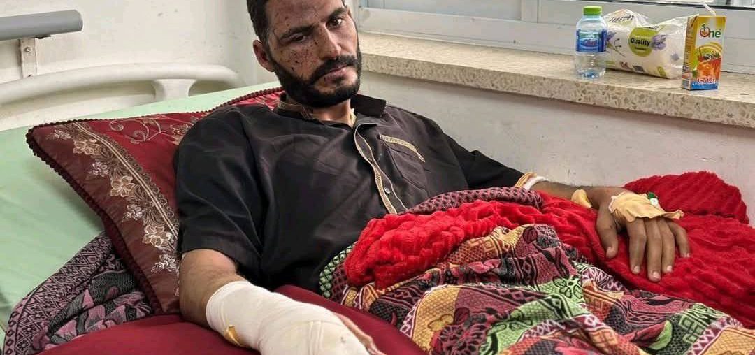 Hassan Eslayeh in Nasser Hospital after his attempted assassination by the Israeli army. (Photo: Social Media)