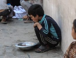 Palestinians wait in long queues to receive pots of food distributed by charitable organizations, Gaza City, May 21, 2025. (Photo: Omar Ashtawy/APA Images)