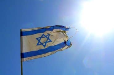An Israeli flag flying in the sun. (Photo: Flickr/Justin LaBerge)
