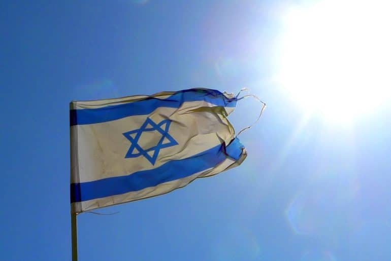 An Israeli flag flying in the sun. (Photo: Flickr/Justin LaBerge)