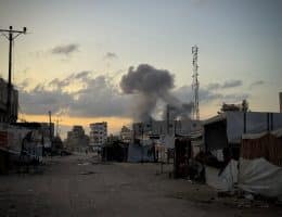 Smoke billows at the site of an Israeli airstrike on a house in Khan Younis, August 18, 2025. (Photo: Abdallah Alattar/APA Images)
