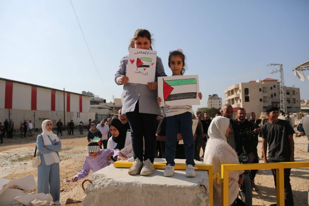 Palestinos desplazados protestan a la entrada del campo de refugiados de Nur Shams en Tulkarem, reclamando su derecho a regresar a sus hogares, el 18 de noviembre de 2025. (Foto: Mohammed Nasser/APA Images)