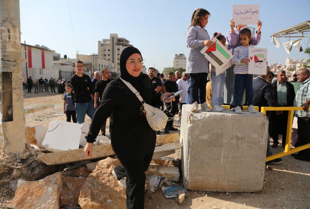 Palestinos desplazados protestan a la entrada del campo de refugiados de Nur Shams en Tulkarem, reclamando su derecho a regresar a sus hogares, el 18 de noviembre de 2025. (Foto: Mohammed Nasser/APA Images)