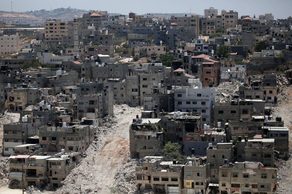 Maquinaria pesada militar israelí demuele una casa en el campo de refugiados de Nur Shams, al este de Tulkarem, el 25 de junio de 2025. (Foto: Mohammed Nasser/APA Images)