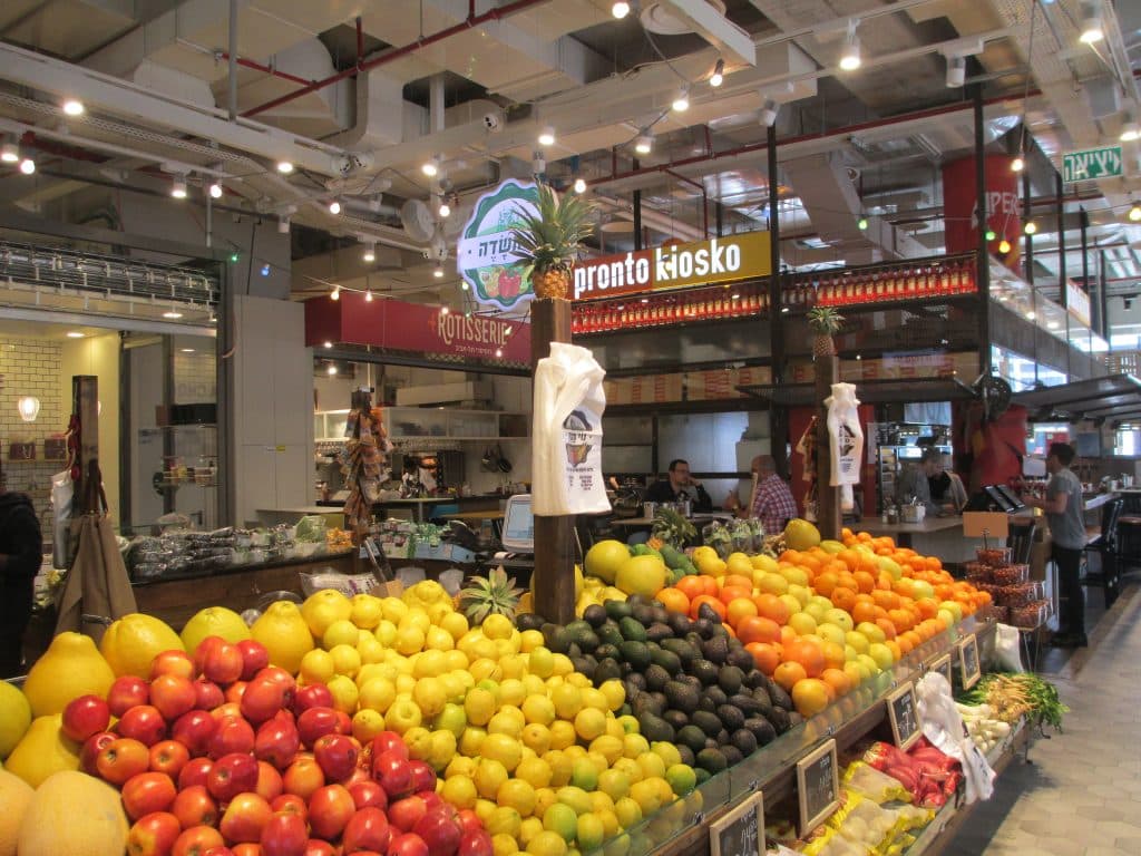 Fruit market in Tel Aviv, January 2016. (Photo: Dr. Avishai Teicher/Wikimedia Commons)