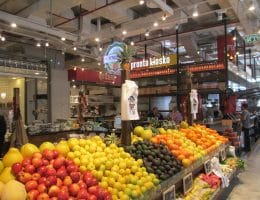 Fruit market in Tel Aviv, January 2016. (Photo: Dr. Avishai Teicher/Wikimedia Commons)