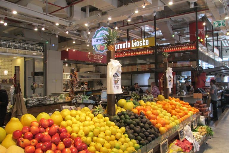 Fruit market in Tel Aviv, January 2016. (Photo: Dr. Avishai Teicher/Wikimedia Commons)