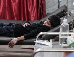 A large number of children arrive at Al-Awda Hospital in Nuseirat refugee camp in central Gaza due to the outbreak of a new coronavirus variant, January 18, 2026. (Photo: Moiz Salhi/APA Images)