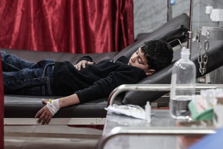 A large number of children arrive at Al-Awda Hospital in Nuseirat refugee camp in central Gaza due to the outbreak of a new coronavirus variant, January 18, 2026. (Photo: Moiz Salhi/APA Images)