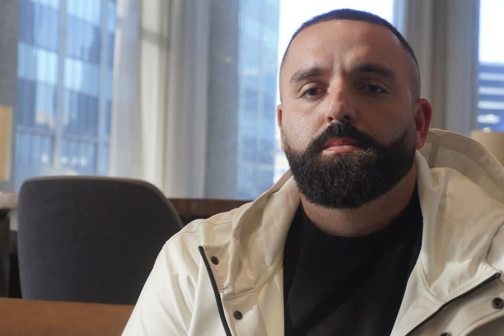 El primo de Kordia, Hamzah Abushaban, retratado aquí durante una entrevista en el centro de Dallas, ha asumido un papel de representante familiar para denunciar su detención. (Foto: Sam Judy)