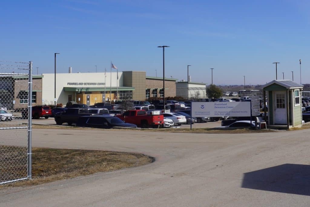 El Centro de Detención Prairieland en Alvarado, Texas, es administrado por LaSalle Corrections y ha servido como punto de transferencia para detenidos de ICE en todo el país. Los detenidos en el centro han reportado problemas de plomería, hacinamiento, malas condiciones sanitarias y comida de baja calidad. (Foto: Sam Judy)