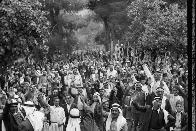 Palestinians in Abu Ghosh taking the oath of allegiance to the Arab cause during the Great Revolt in 1936. (Photo: G. Eric and Edith Matson Photograph Collection)
