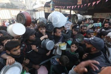 Displaced Palestinian families attempt to secure food from a charity kitchen in Nuseirat refugee camp amid food shortages after Israel restricted aid entry to Gaza following its war on Iran, March 3, 2026. (Photo: Moiz Salhi/APA Images)