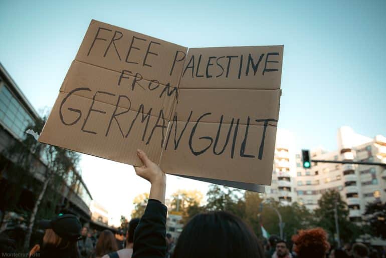 Sign help at a pro-Palestine protest in Berlin, Germany, on October 21, 2023. (Photo: Wikimedia/ Montecruz Foto)