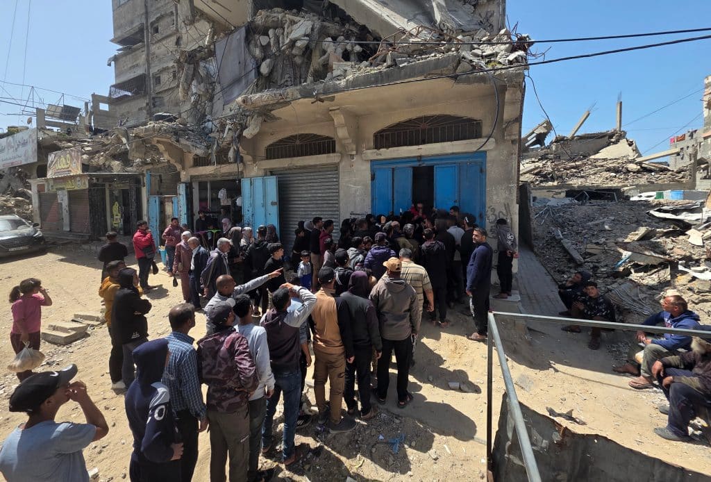 Palestinians linedup to obtain bread at a local bakery amid bread shortages in Gaza following the restriction of the entry of aid into the Strip in light of the U.S.-Israeli war on Iran, April 6, 2026. (Photo: Tariq Mohammad/APA Images)