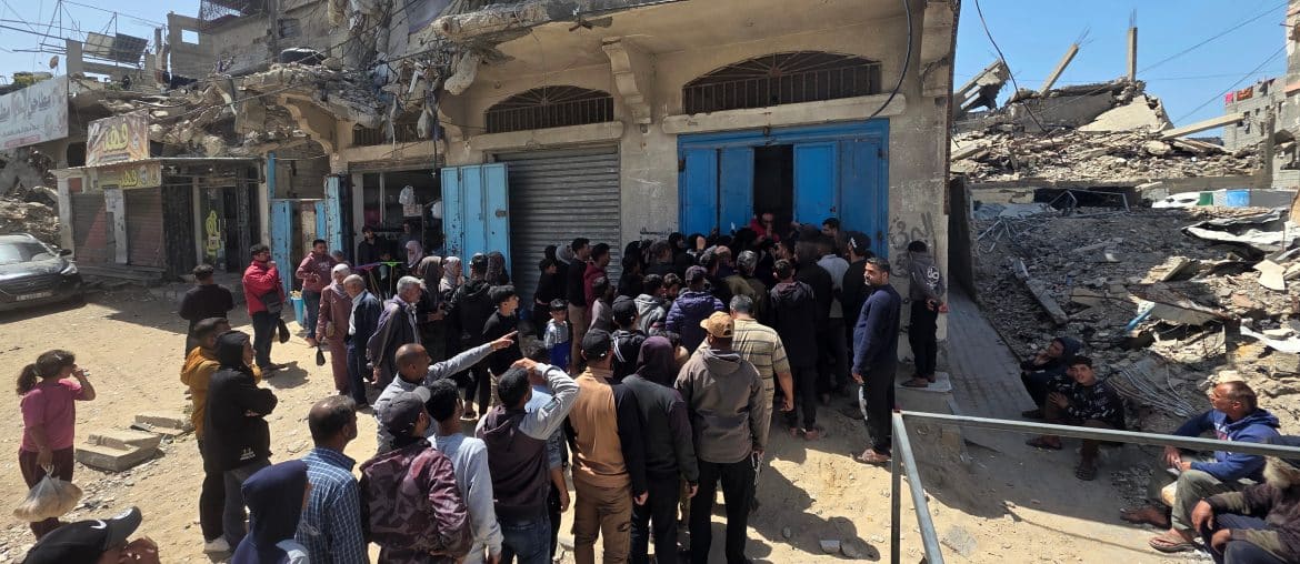 Palestinians linedup to obtain bread at a local bakery amid bread shortages in Gaza following the restriction of the entry of aid into the Strip in light of the U.S.-Israeli war on Iran, April 6, 2026. (Photo: Tariq Mohammad/APA Images)