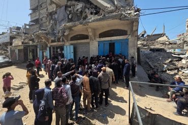 Palestinians linedup to obtain bread at a local bakery amid bread shortages in Gaza following the restriction of the entry of aid into the Strip in light of the U.S.-Israeli war on Iran, April 6, 2026. (Photo: Tariq Mohammad/APA Images)