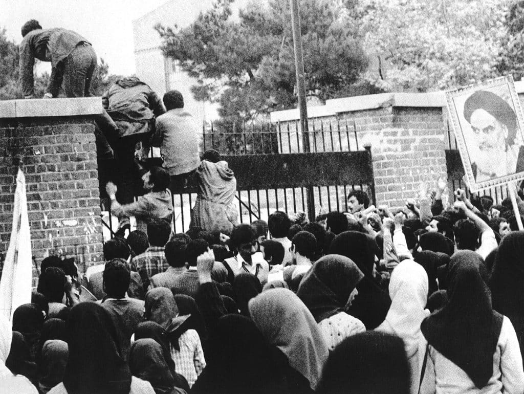 Iranian students climb up U.S. embassy gates in Tehran, on November 4, 1979. (Photo: Wikimedia/revolution.shirazu.ac.ir)