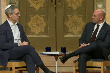 Rabbi Eliot Cosgrove, left, interviews MirYam Institute CEO Benjamin Anthony at the Park Avenue Synagogue on March 20, 2026. (Image: Screenshot)