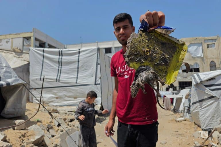 Displaced Palestinians face a major infestation of rodents. (Photo: Tariq Mohammad/APA Images)