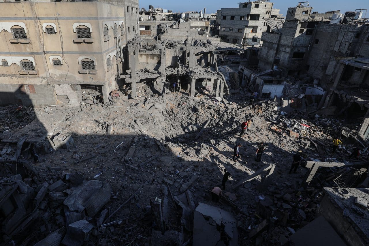 Despite the ceasefire, Israel resumes bombing entire residential blocks in Gaza, displacing dozens of families