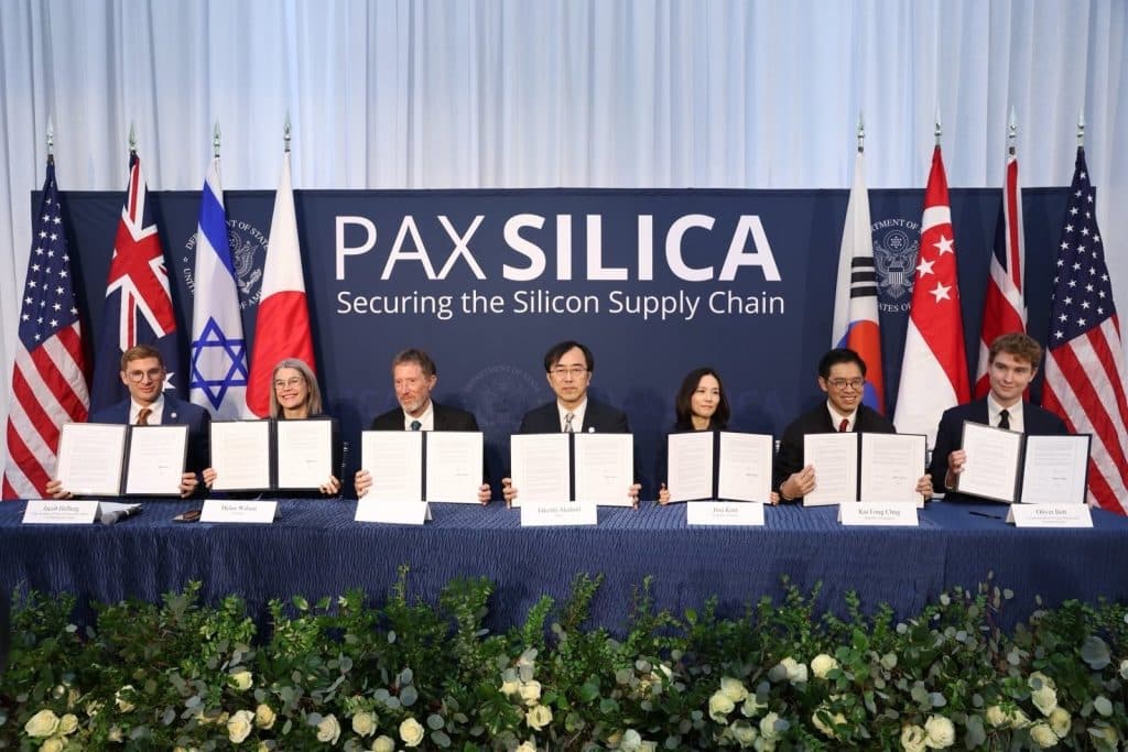 Los firmantes muestran la declaración suscrita en la cumbre inaugural de Pax Silica, celebrada en Washington, D.C., el 12 de diciembre de 2025. (Foto: Departamento de Estado de EE. UU.)