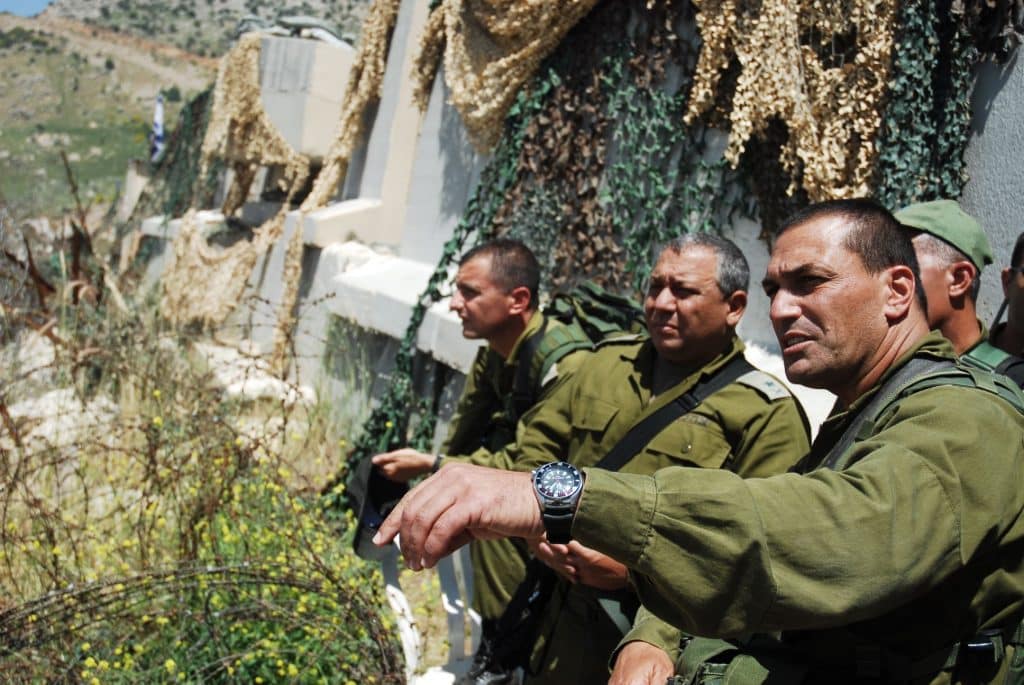 Gadi Eisenkot (left) and Eyal Zamir (right) in 2011. (Photo: Wikimedia Commons)