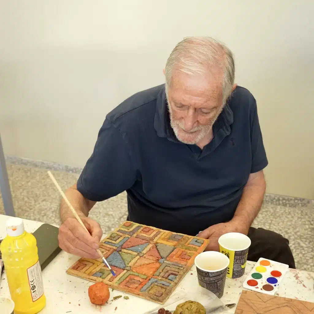 Sliman Mansour at a workshop at the Palestinian Museum. (Photo: Palestinian Museum)