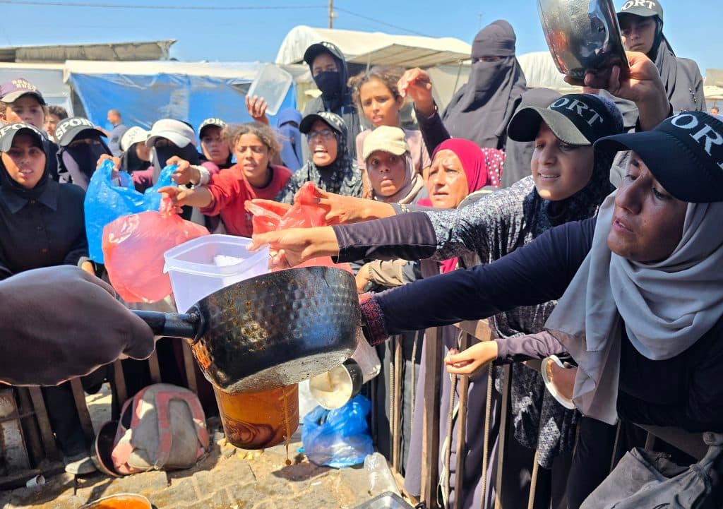 Palestinians receive meals from a community kitchen in al-Mawasi, Khan Younis, southern Gaza Strip, on September 4, 2026. (Photo: Tariq Mohammad/APA Images)