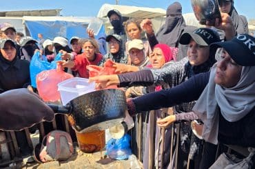 Palestinians receive meals from a community kitchen in al-Mawasi, Khan Younis, southern Gaza Strip, on September 4, 2026. (Photo: Tariq Mohammad/APA Images)