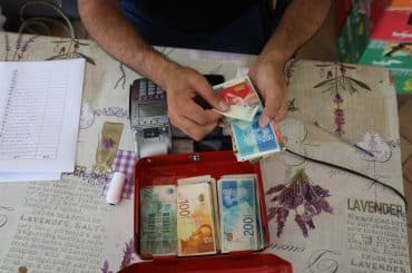 Palestinians receive cash aid from the United Nations in Deir al-Balah, central Gaza, October 14, 2021. (Photo: Ashraf Amra/APA Images)