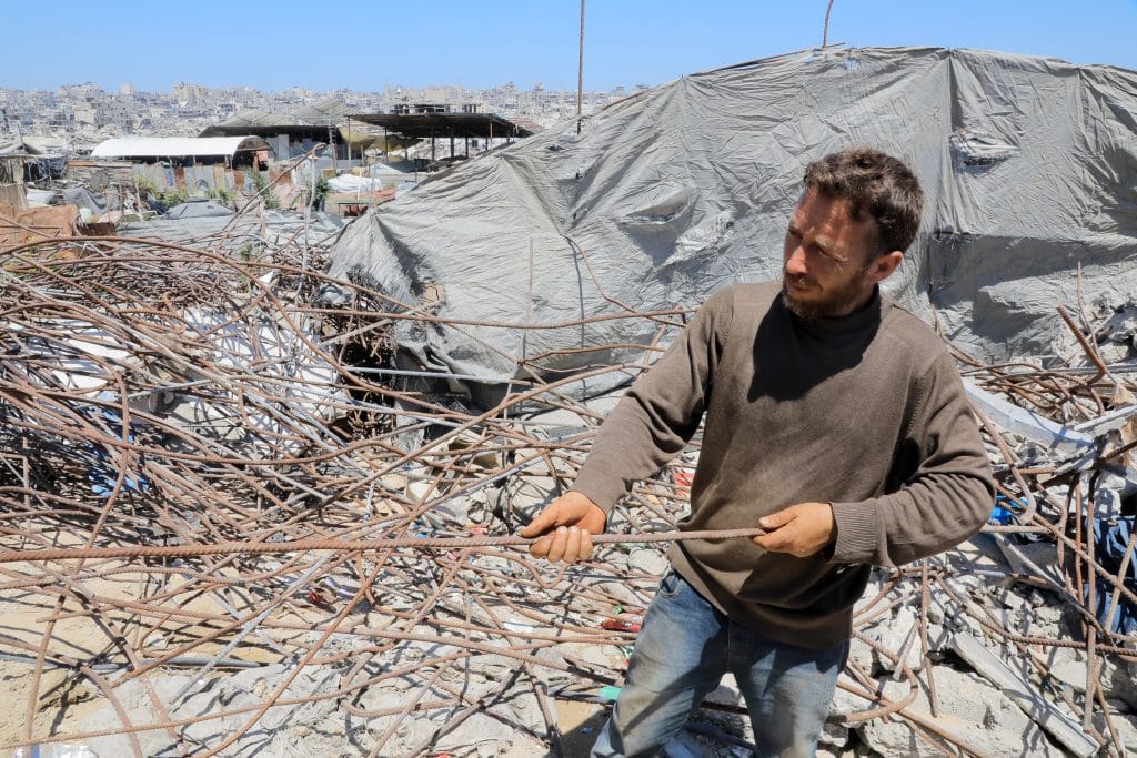Palestinian workers extract steel reinforcement bars from the concrete rubble of homes destroyed by Israel, Gaza City, June 17, 2026. (Photo: Belal Osama/APA Images)
