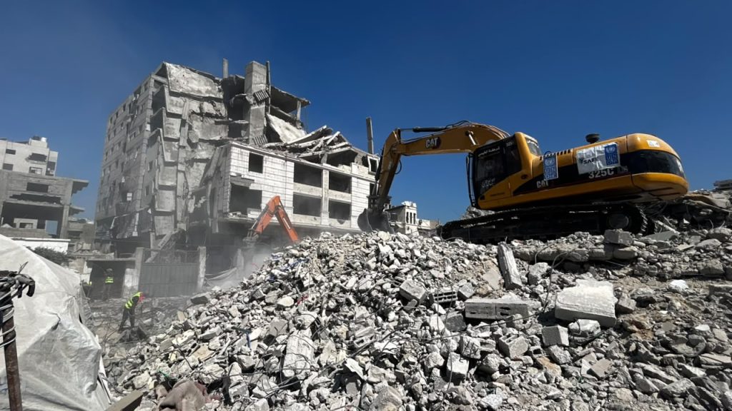 Palestinian Civil Defense crews search for survivors under the rubble of the collapsed Saadah Tower in Gaza City, September 17, 2026. (Photo: Mohamed al-Astal)